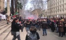 8 marzo, mani sporche di 'sangue' sulla scalinata del ministero dell'Istruzione