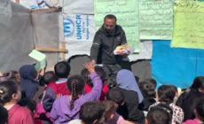 A Gaza i bambini  fanno lezione nel campo di Rafah
