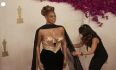 Oscar, Laverne Cox posa per i fotografi sul tappeto rosso