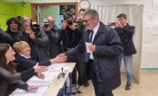 Regionali Abruzzo, foto e strette di mano per D'Amico che vota a Pescara