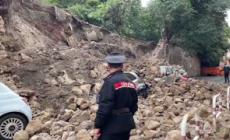 Crolla un muro di tufo su delle auto in sosta a Trastevere, nessun ferito