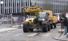 Protesta degli agricoltori a Strasburgo, balle di fieno davanti al Parlamento europeo