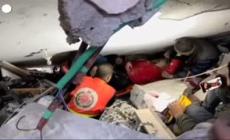 Gaza, soccorritori estraggono persone vive da edifici distrutti