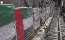 Gaza, pacchi di aiuti umanitari lanciati sulla Striscia da Emirati Arabi ed Egitto