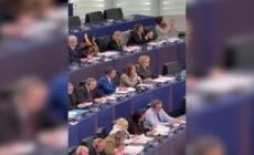 Strasburgo, l'eurodeputato Ciocca protesta col fischietto e viene allontanato dall'Aula