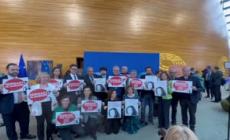 Salis, flash mob degli eurodeputati dell'opposizione con il padre di Ilaria