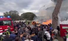 Si riaccende la protesta degli agricoltori a Roma, a fuoco le balle di fieno