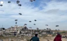 Gaza, gli abitanti accorrono a raccogliere gli aiuti paracadutati