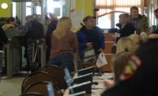 La protesta di mezzogiorno, a Mosca in coda anche al seggio di Navalny