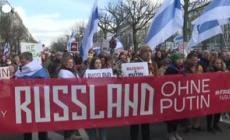 Elezioni in Russia, proteste anti Putin davanti alle ambasciate di Mosca in Europa