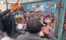 Gaza, palestinesi in fila per il cibo a Jabalia