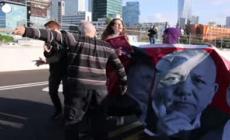 Tel Aviv, le famiglie degli ostaggi israeliani bloccano l'autostrada