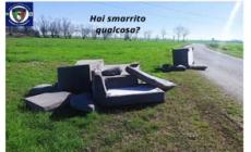 "Hai smarrito qualcosa?", vigili scaricano divani abbandonati davanti casa