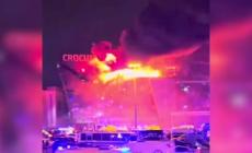 Sparatoria a Mosca, l'incendio sul tetto della sala da concerto
