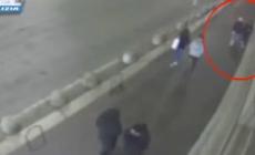 Regista teatrale rapinata in strada a Milano: due arresti - Il video della rapina "in diretta"