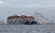 Baltimora, la struttura del ponte "adagiata" sulla nave portacontainer