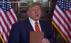 Trump vende bibbie: "E' il mio libro preferito"