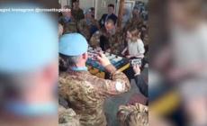 Libano, Meloni gioca a calciobalilla con i militari italiani