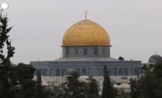 Gerusalemme, i musulmani pregano nella moschea di Al-Aqsa