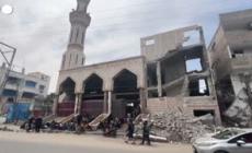 Gaza, la preghiera del venerdi' tra le macerie della moschea distrutta a Rafah