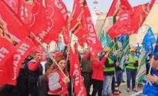 Sciopero dei lavoratori del commercio, flash mob davanti alla prefettura a Cagliari