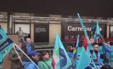 Sciopera la grande distribuzione, presidio lavoratori davanti al Carrefour a Torino
