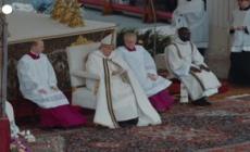 Vaticano, forte vento rovescia l'icona del "Resurrexit": inservienti accorrono