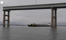 Baltimora, primo passaggio di una nave tra le macerie del ponte