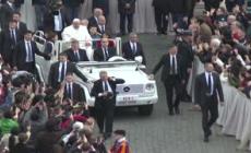 Il Papa: "Rammarico per i volontari uccisi a Gaza"