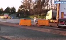 Si ribalta un autoarticolato, chiuso un tratto dell'autostrada A19