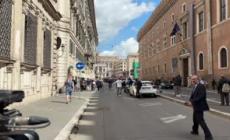 Roma, il ritorno di Ignazio Marino (rigorosamente in bicicletta)