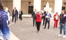 La premier Meloni gioca con le pallavoliste a Palazzo Chigi