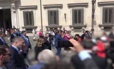 Meloni, selfie con la scolaresca: "Niente cellulare? Bene, state a studia'..."