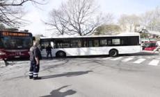 Scontro multiplo a Roma, coinvolti 3 autobus e 2 auto