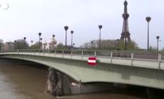 Parigi, l'acqua della Senna bagna i piedi dello Zuavo