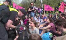 Greta Thunberg fermata a una manifestazione all'Aja