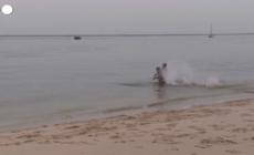 Caldo anomalo in Francia, bagnanti in spiaggia ad Arcachon