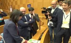 Stretta di mano tra Conte e Schlein alla Camera