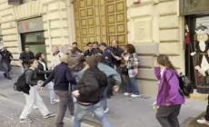 Manifestazioni a Napoli, tafferugli davanti al Municipio