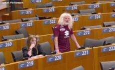 Eurodeputato irlandese conclude l'intervento insultando la Juventus