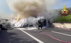 Camion a fuoco sull'A1: autostrada chiusa e oltre 10 km di coda