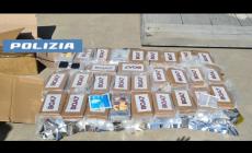 Trenta chili di cocaina in un tir: maxi sequestro in Sardegna, la droga era nascosta fra i ricambi per auto