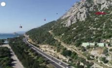 Turchia, crolla pilone di una cabinovia ad Antalya: turisti bloccati e sospesi a mezz'aria