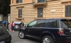 Amadeus lascia la sede Rai di Viale Mazzini in macchina