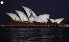Un nastro nero sull'Opera House di Sydney