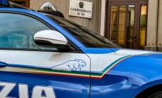 Assiste su Tik Tok all'aggressione ad una donna e chiama la polizia, salvandola