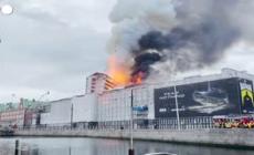 In fiamme la Borsa di Copenaghen, crollata la guglia