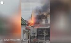 Maxi incendio alla Borsa di Copenaghen: il crollo della guglia
