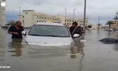 Alluvione a Dubai, auto sommerse nelle strade allagate