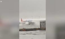 Alluvione nel deserto, fiumi d'acqua in aeroporto Dubai - Video